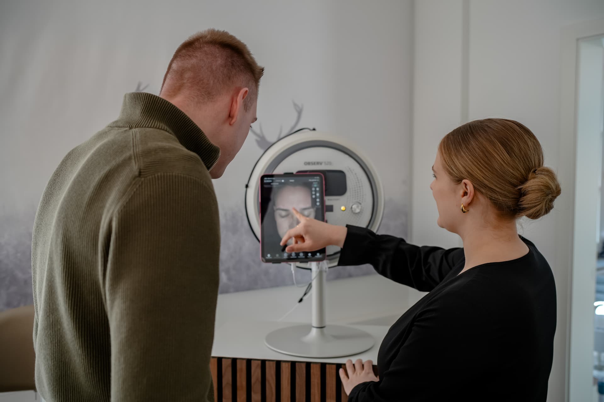 Hautanalyse mit OBSERV: Besprechung der Hautaufnahmen am Bildschirm bei Beauty Artistry Villingen