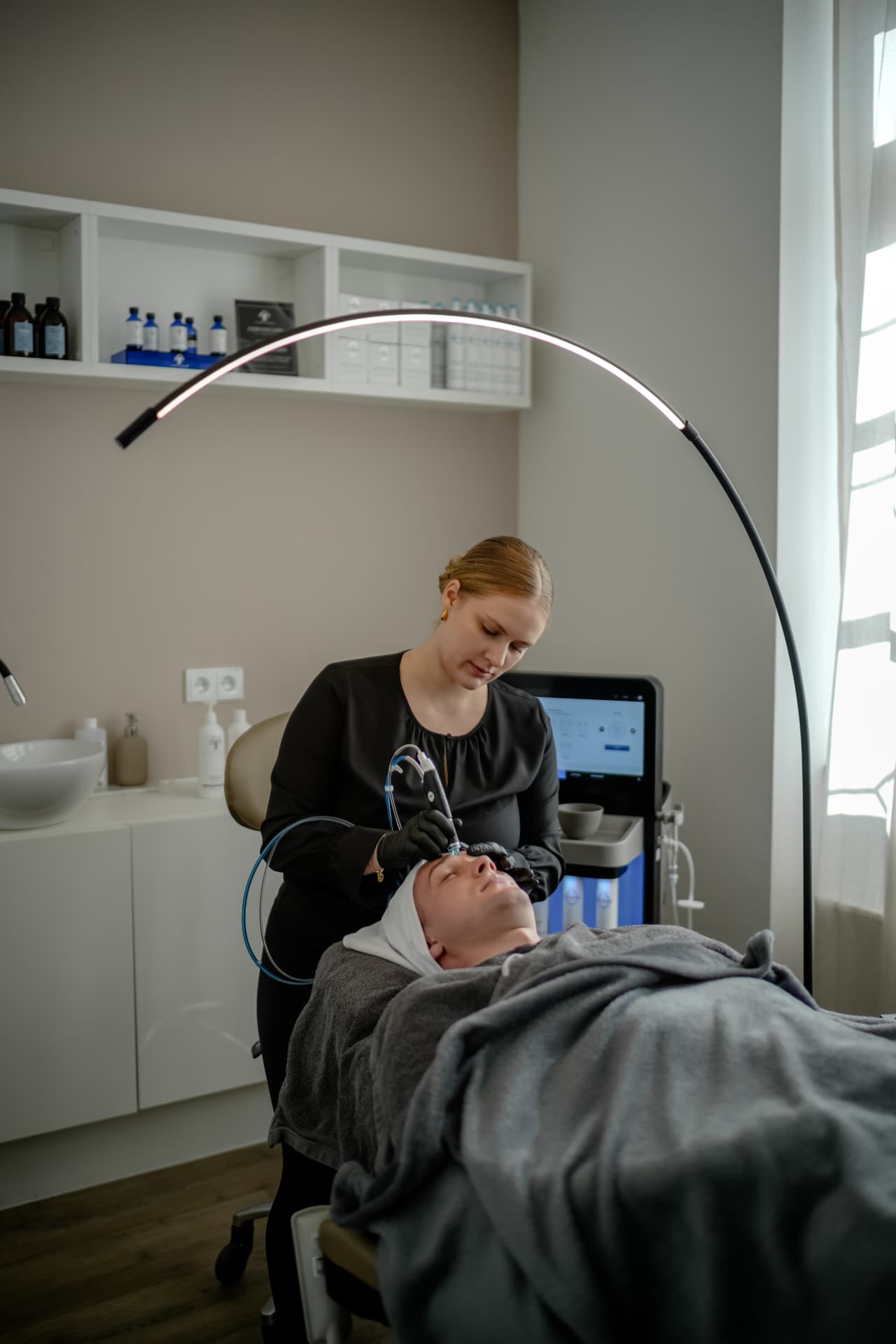 Hydrafacial-Behandlung im Behandlungsraum von Beauty Artistry Villingen