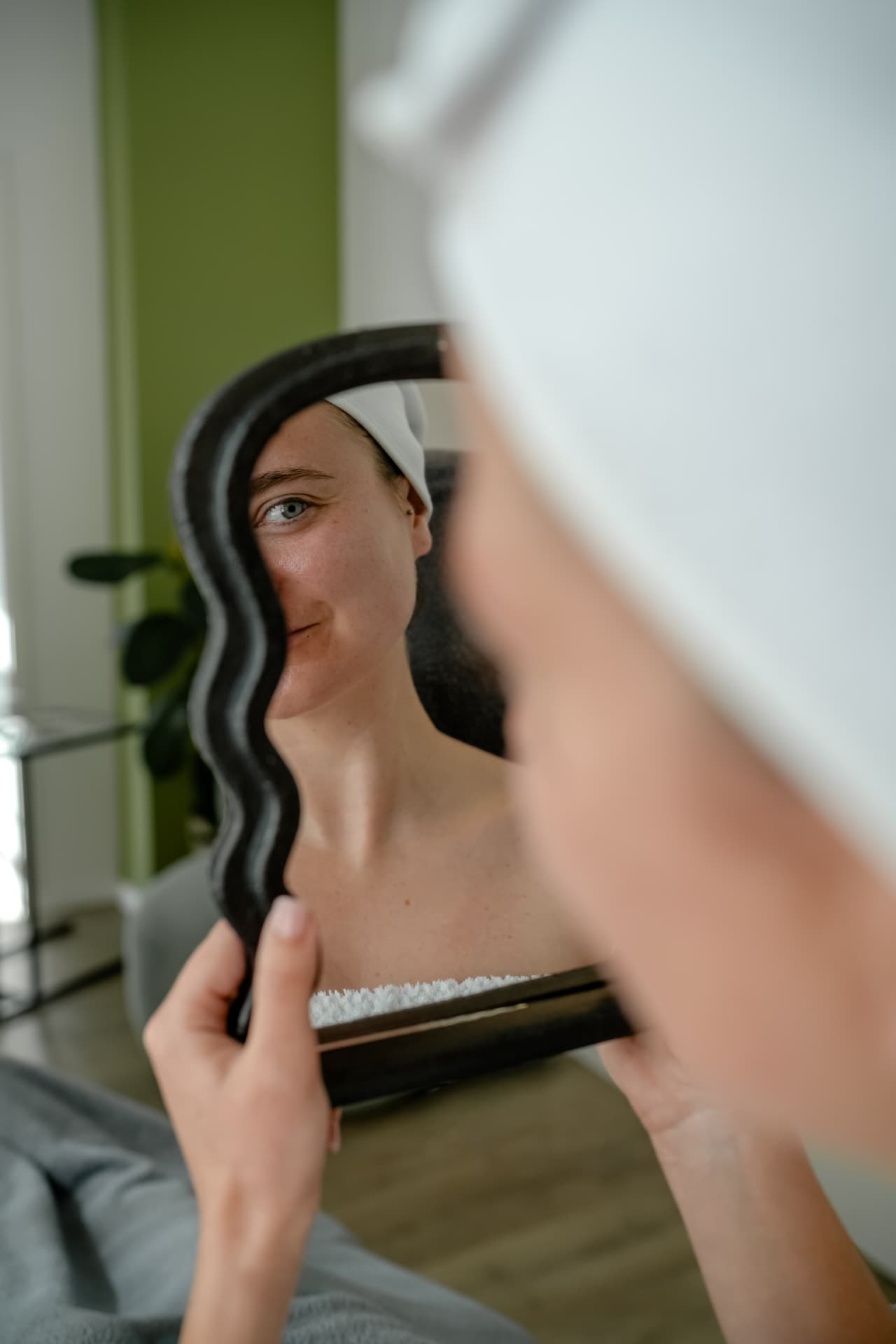 Kundin betrachtet sich im Spiegel bei Beauty Artistry Villingen