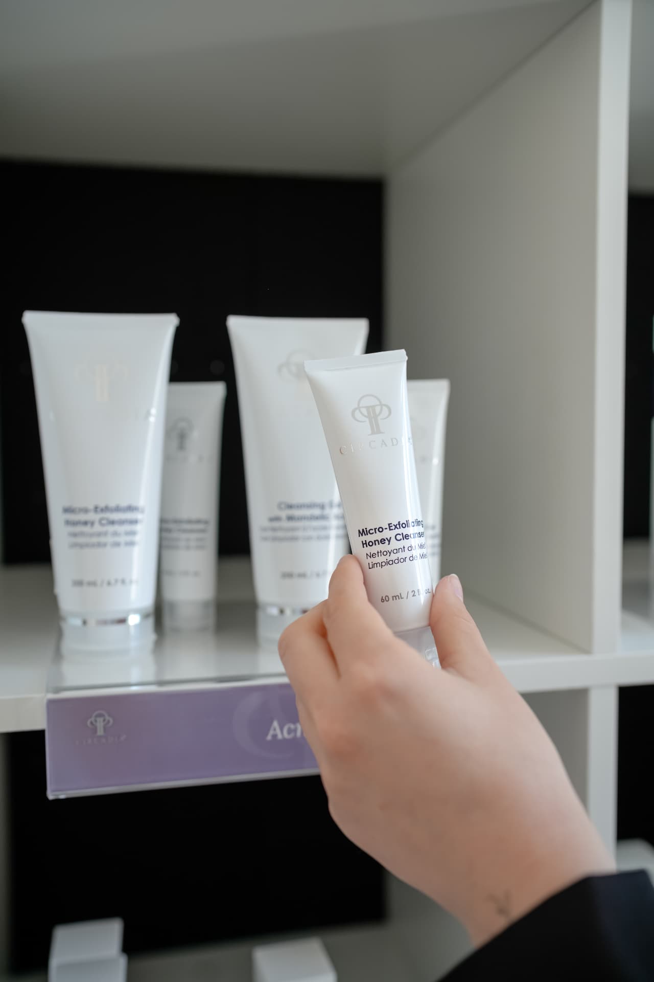 Pflegeprodukte im Regal bei Beauty Artistry Villingen