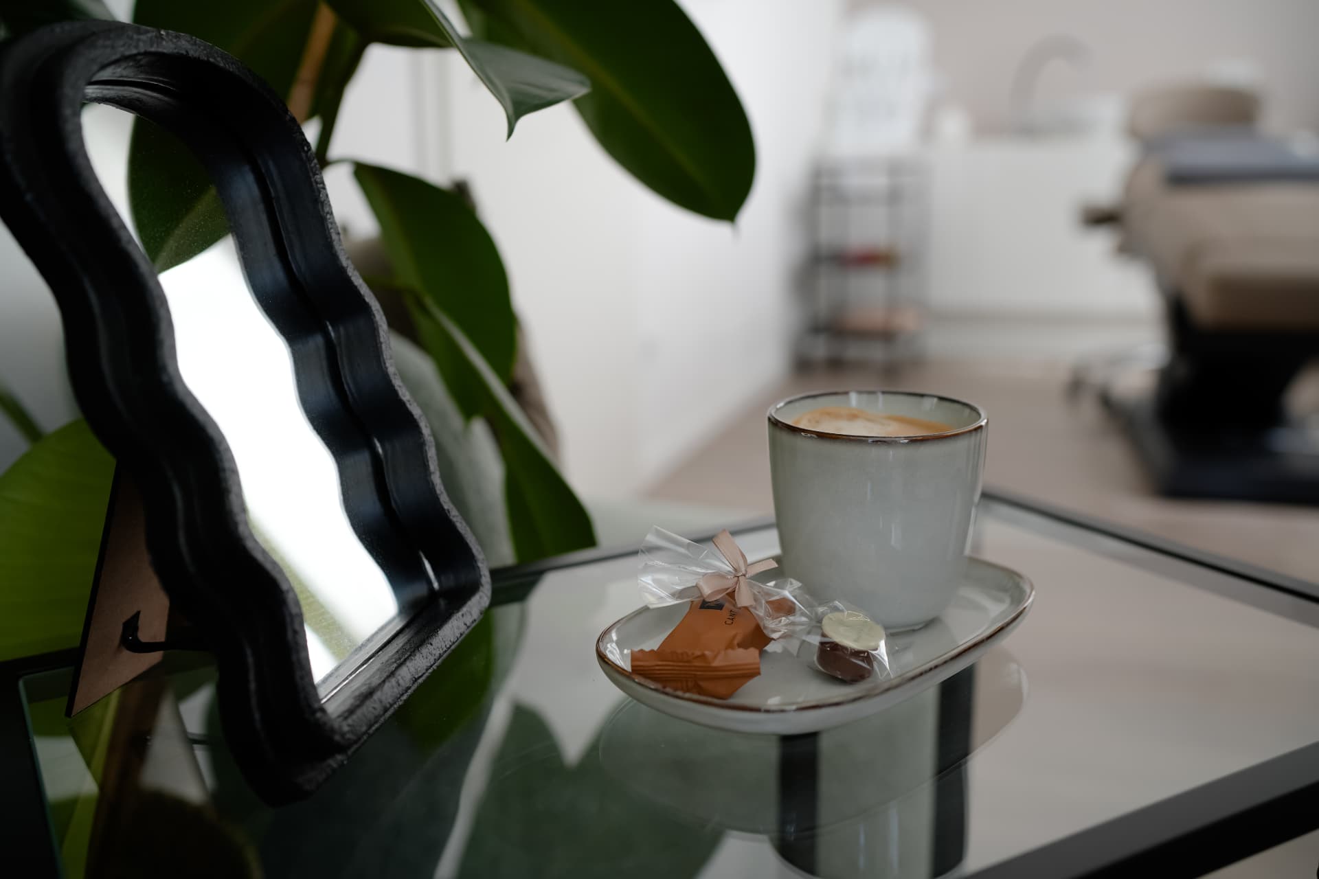 Kaffee und Pralinen im Institut Beauty Artistry Villingen